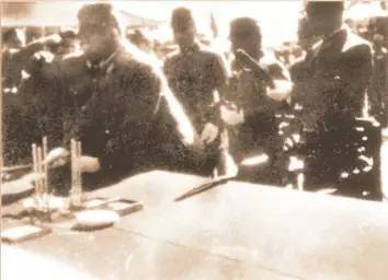 72年前的今天日本投降！北京人奔走相告，日本兵跪地痛哭